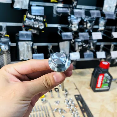 Ốc nắp nhớt, ty thăm nhớt mẫu trụ Inox 304 CNC cho Wave, Dream, Future, Ab, Vario, SH...